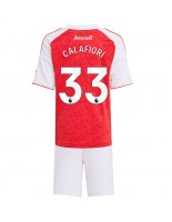 Otroške Nogometnih dresov Arsenal Riccardo Calafiori #33 Domači 2025-26 Kratki rokavi (+ hlače)